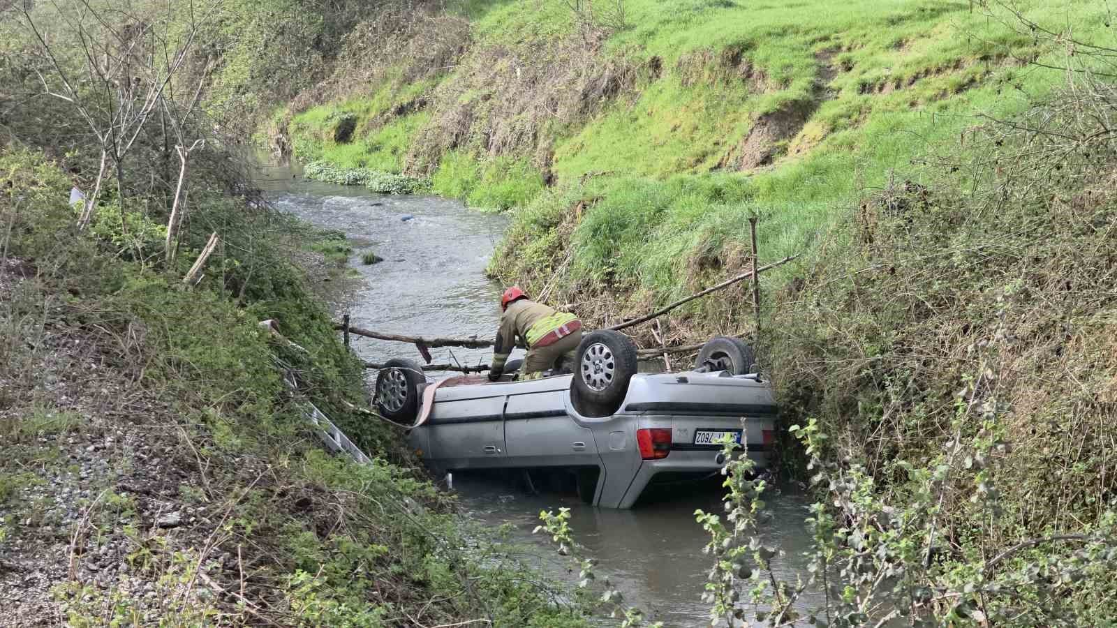 gece-dereye-yuvarlanan-otomobil-sabah-fark-edildi