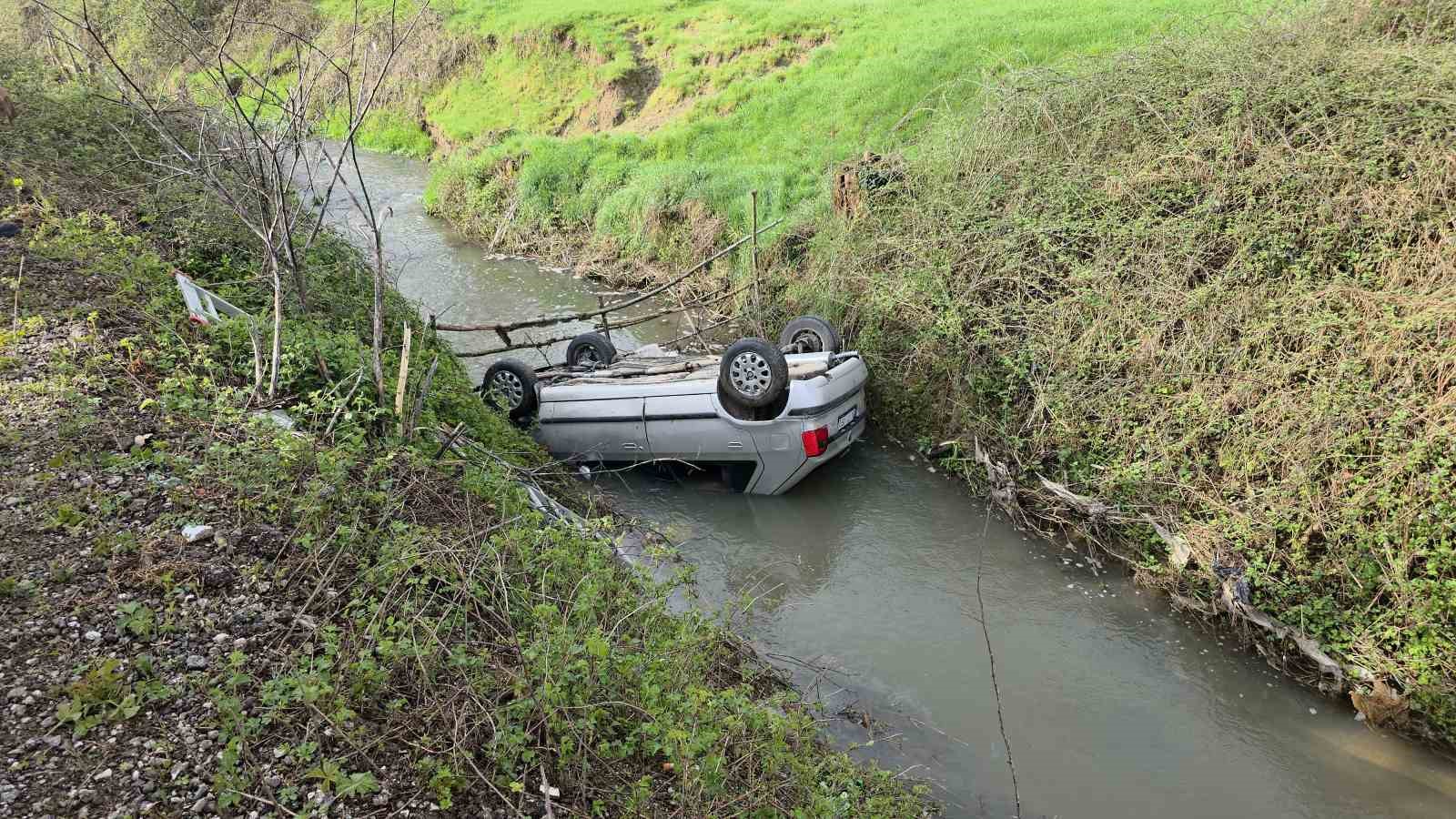 gece-dereye-yuvarlanan-otomobil-sabah-fark-edildi