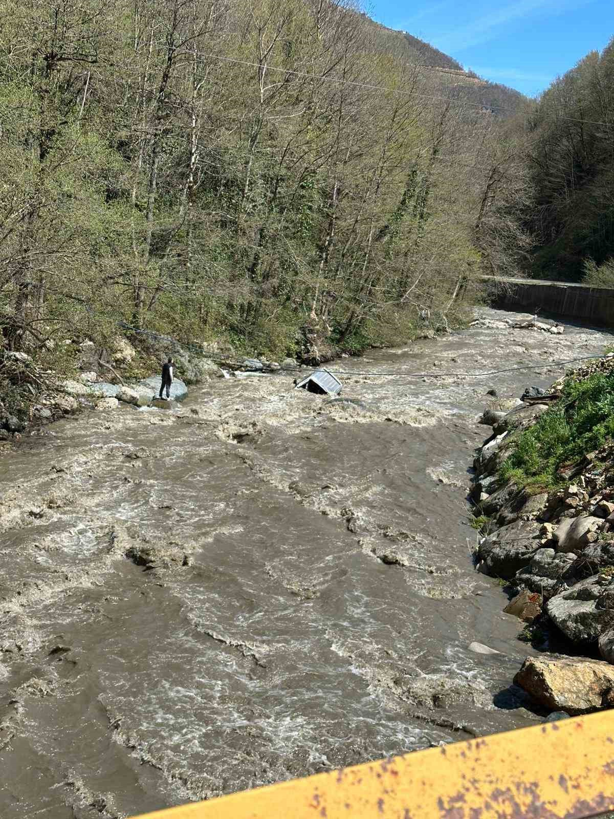 giresunda-otomobil-dereye-uctu-1-kisi-hayatini-kaybetti