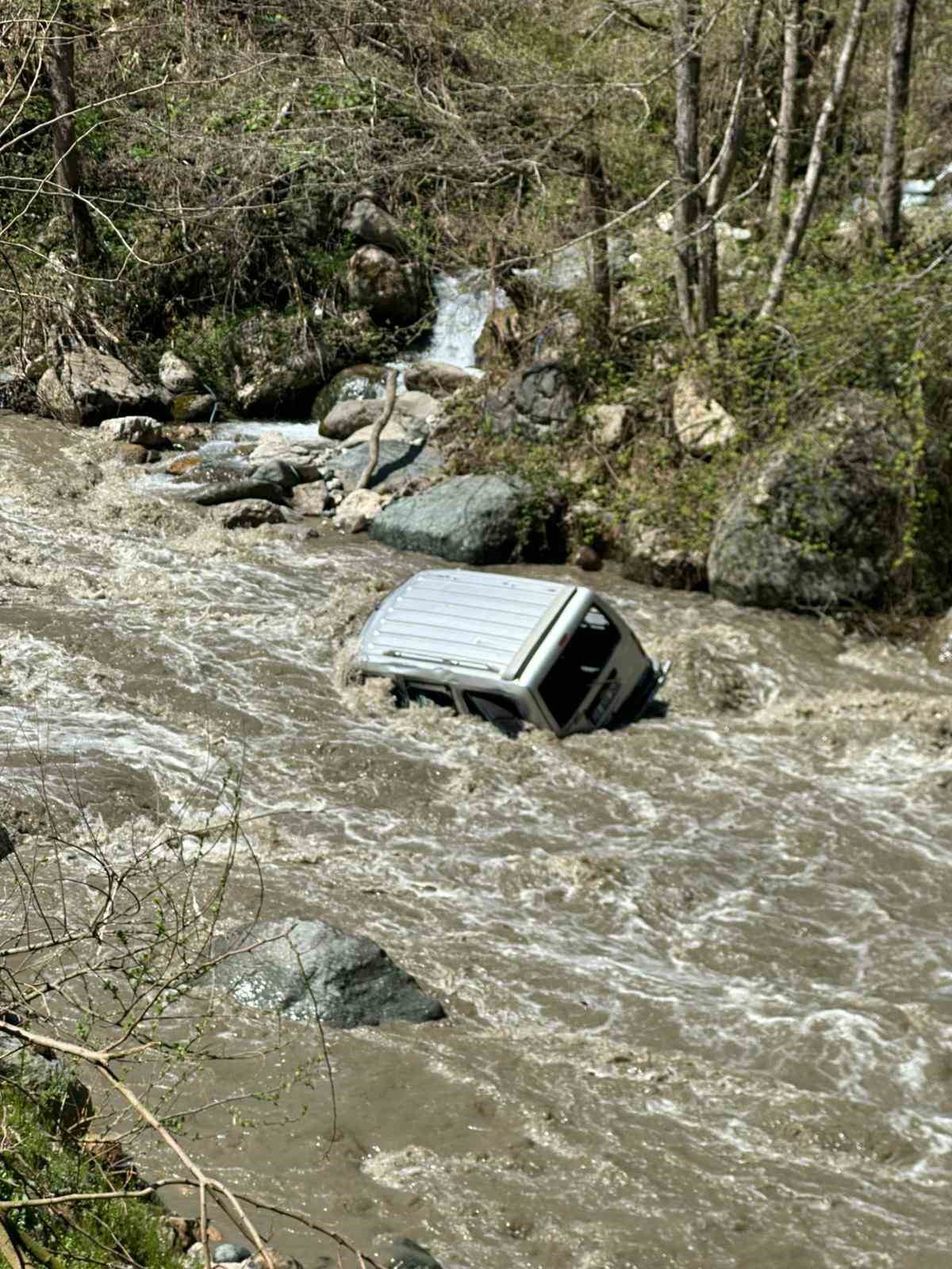 giresunda-otomobil-dereye-uctu-1-kisi-hayatini-kaybetti