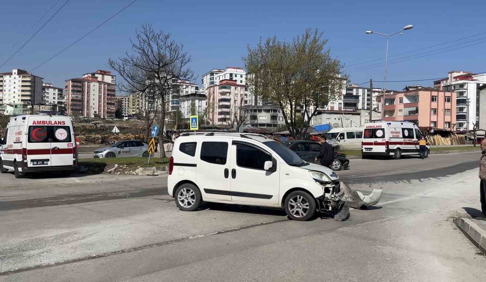 hafif-ticari-arac-ile-otomobil-carpisti-3-cocuk-yarali