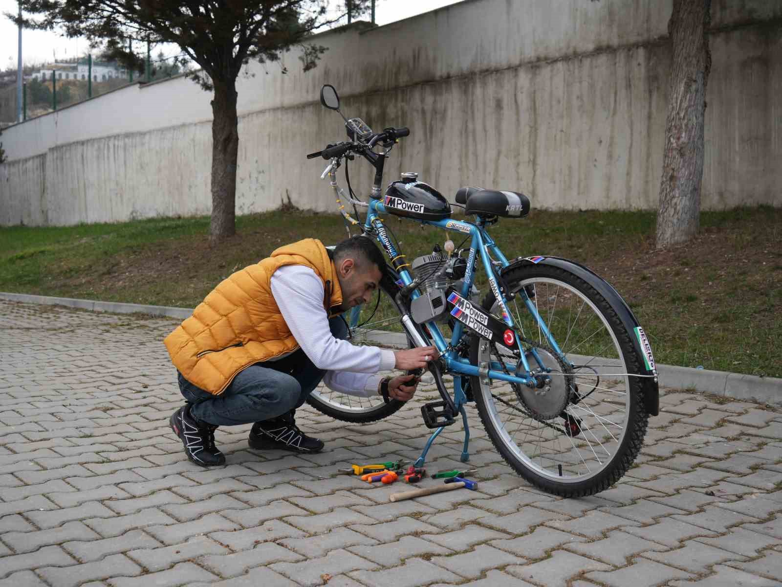 ikinci-el-bisiklet-satin-aldi-topladigi-malzemelerle-mobilete-cevirdi