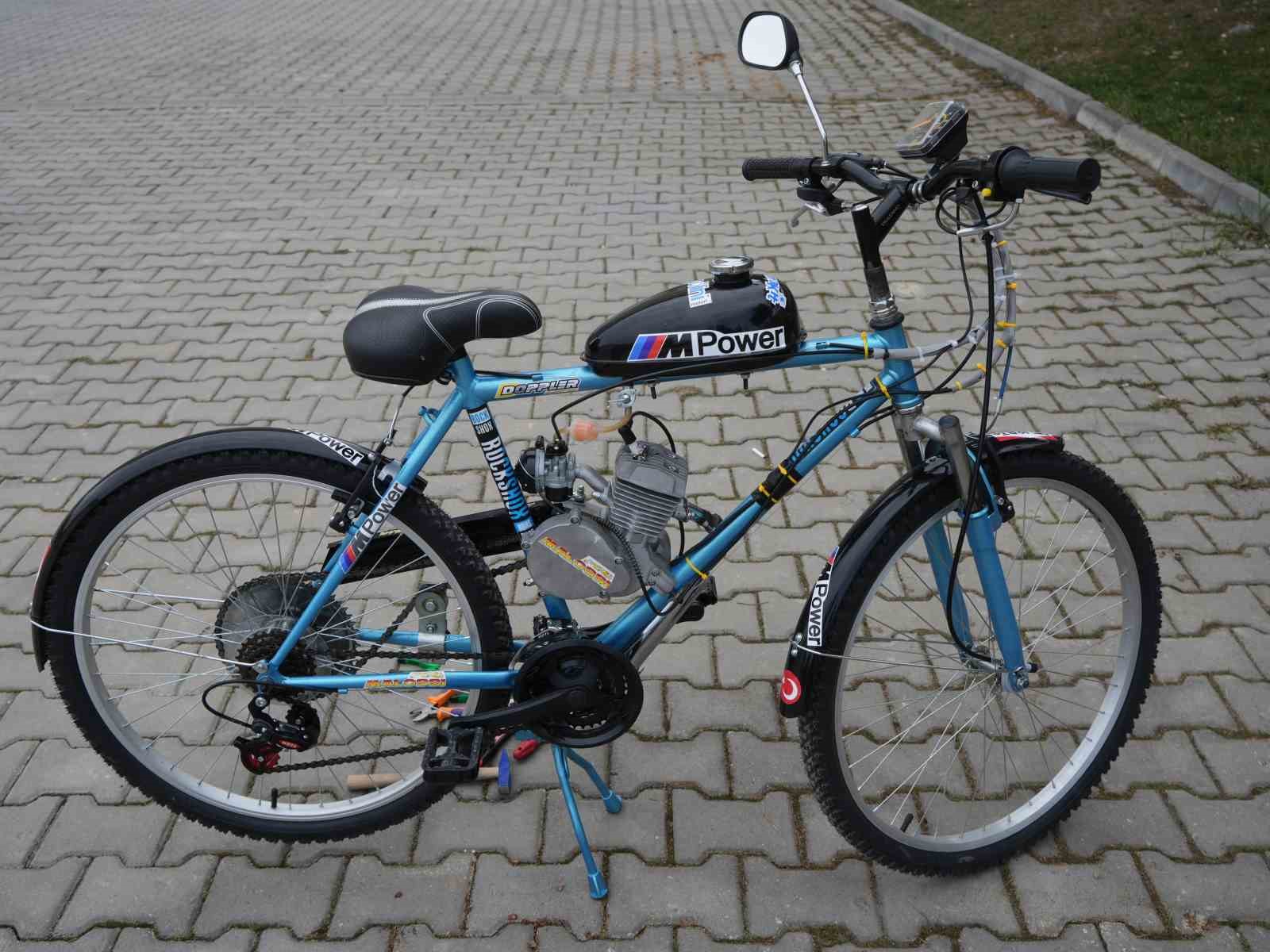 ikinci-el-bisiklet-satin-aldi-topladigi-malzemelerle-mobilete-cevirdi