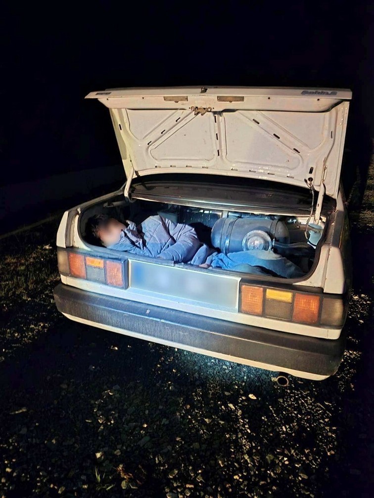 kacak-gocmenler-otomobil-bagajinda-yakalandi