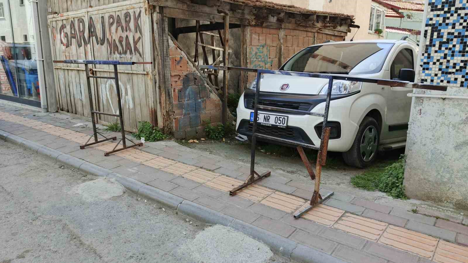 kaldirimi-kapatan-bariyer-kazaya-neden-oldu-2-yasindaki-cocuk-yaralandi