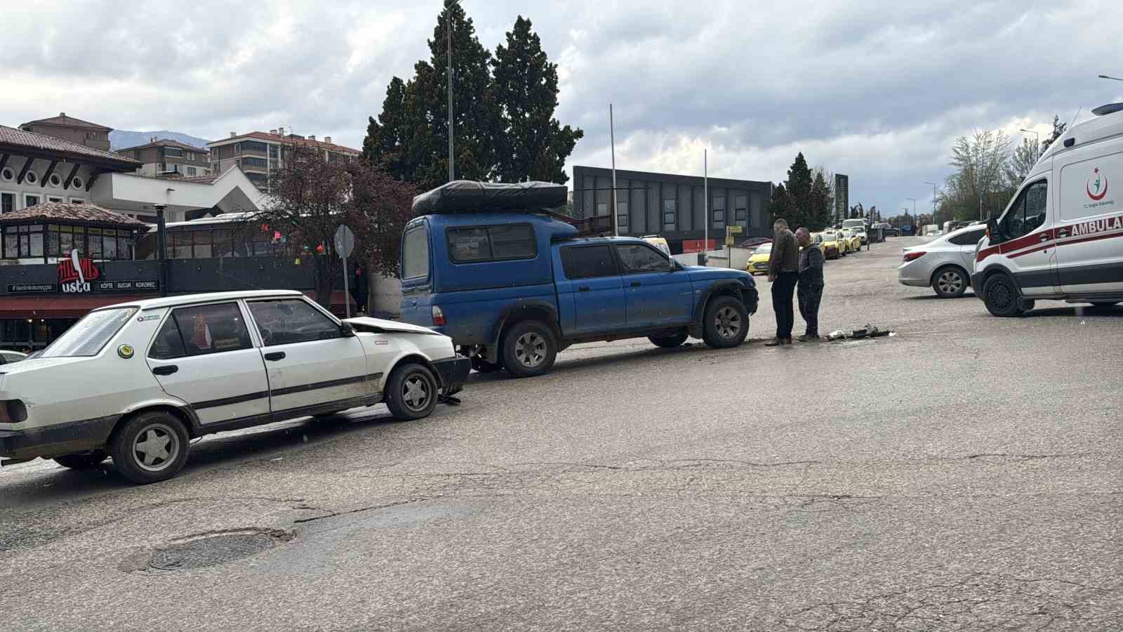 kamyonetle-otomobil-carpisti-1-yarali