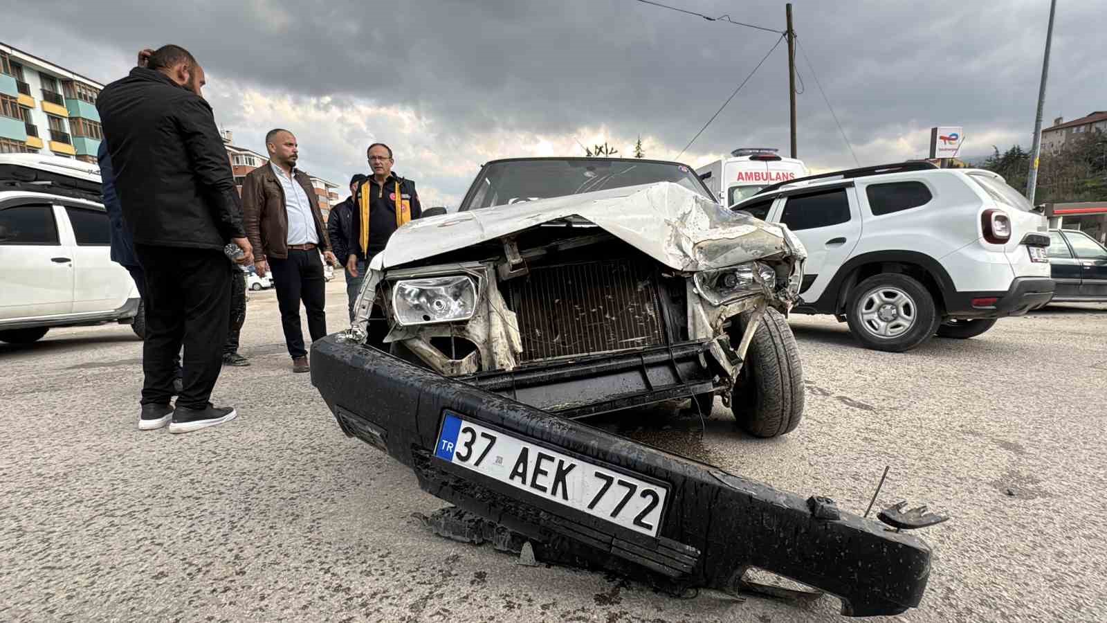 kamyonetle-otomobil-carpisti-1-yarali