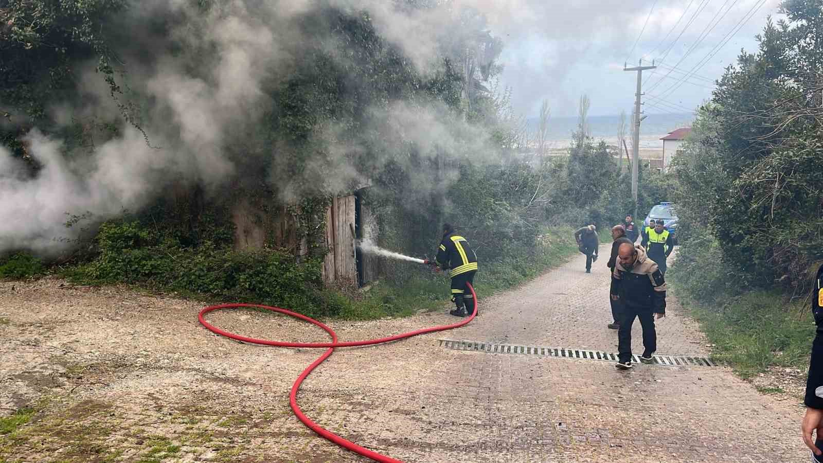 kastamonuda-metruk-binada-cikan-yangini-itfaiye-sonduruldu