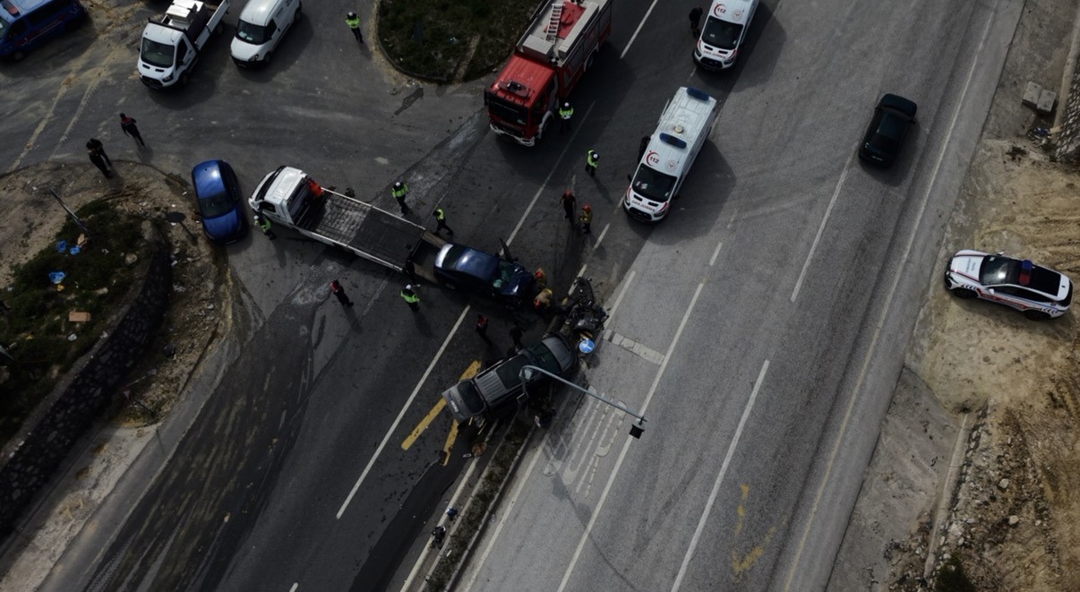 kavsakta-feci-kaza-araclarda-sikisan-suruculeri-itfaiye-kurtardi