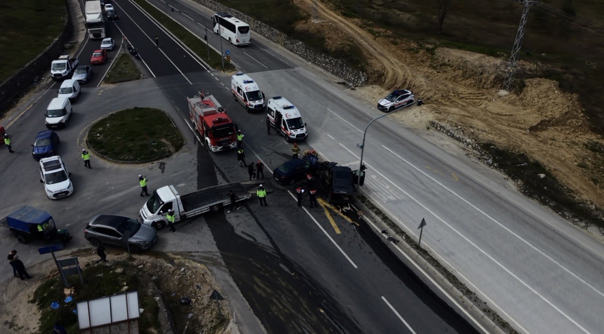 kavsakta-feci-kaza-araclarda-sikisan-suruculeri-itfaiye-kurtardi