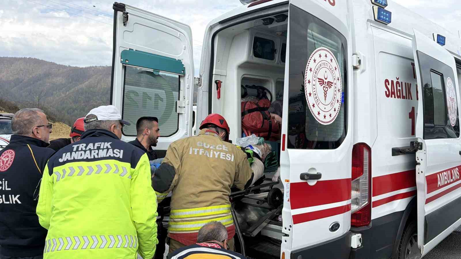 kavsakta-feci-kaza-araclarda-sikisan-suruculeri-itfaiye-kurtardi