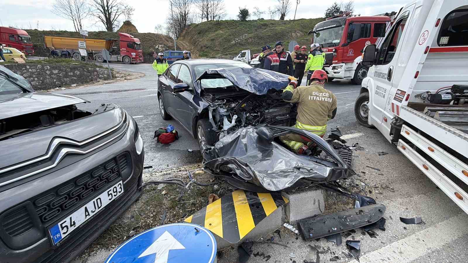 kavsakta-feci-kaza-araclarda-sikisan-suruculeri-itfaiye-kurtardi