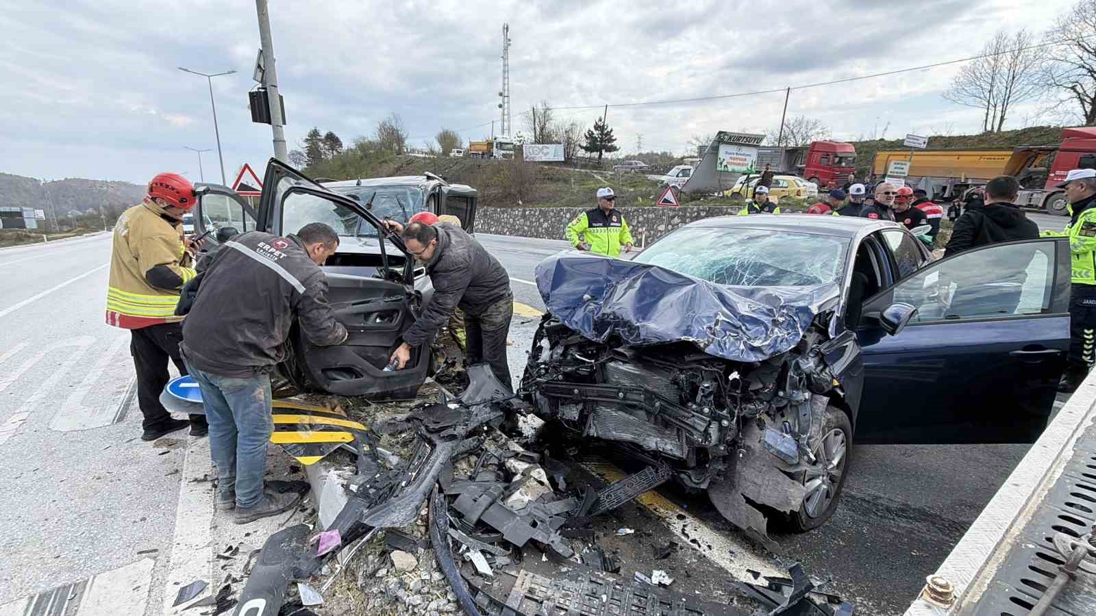 kavsakta-feci-kaza-araclarda-sikisan-suruculeri-itfaiye-kurtardi