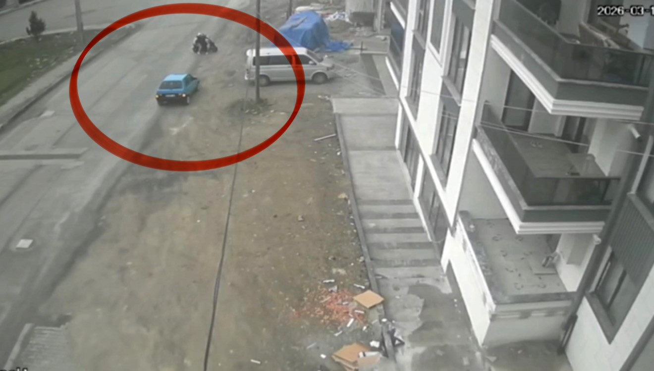 kaza-atlatan-otomobil-geri-donup-motosiklete-carpti-o-anlar-kamerada