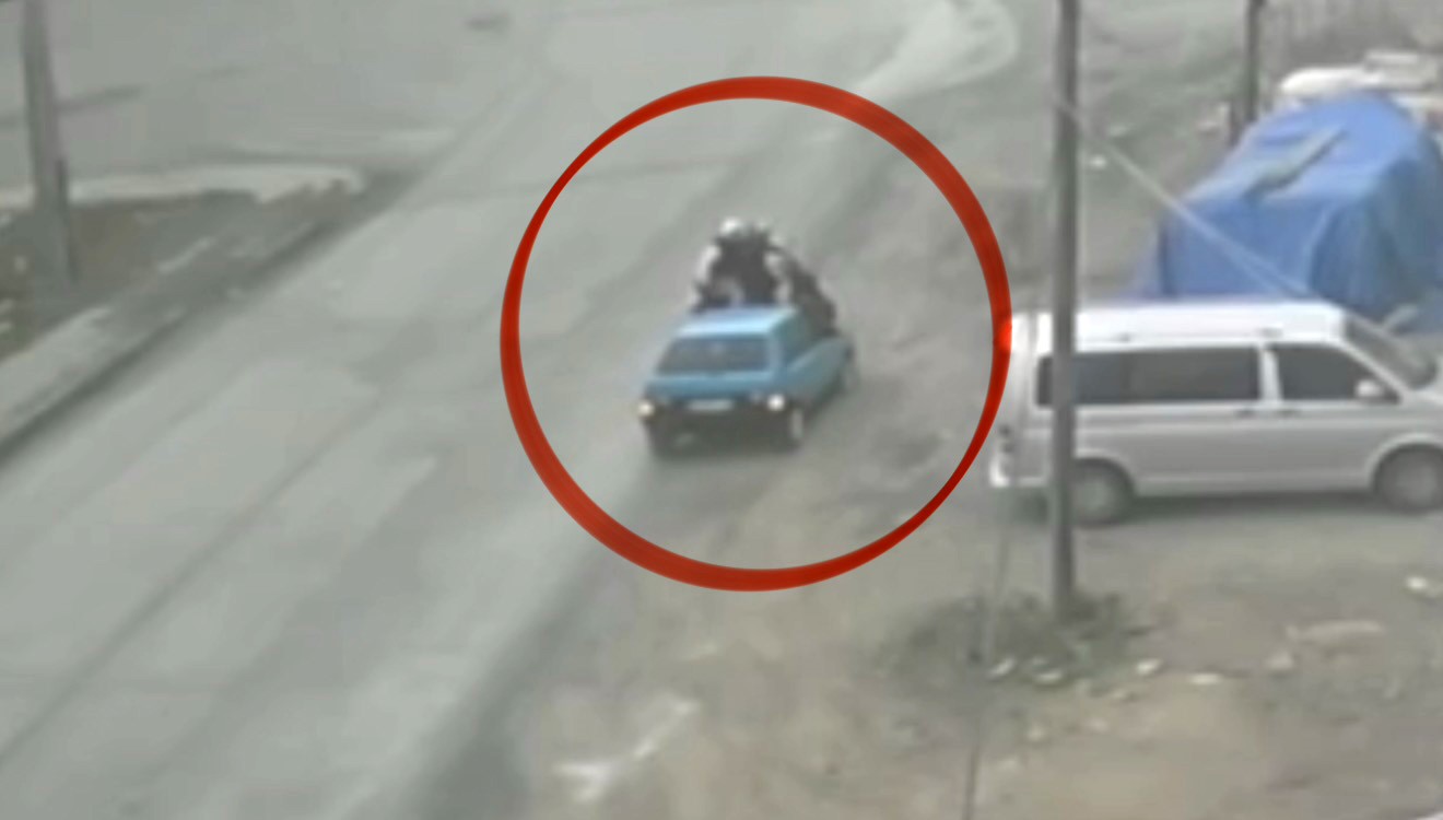 kaza-atlatan-otomobil-geri-donup-motosiklete-carpti-o-anlar-kamerada