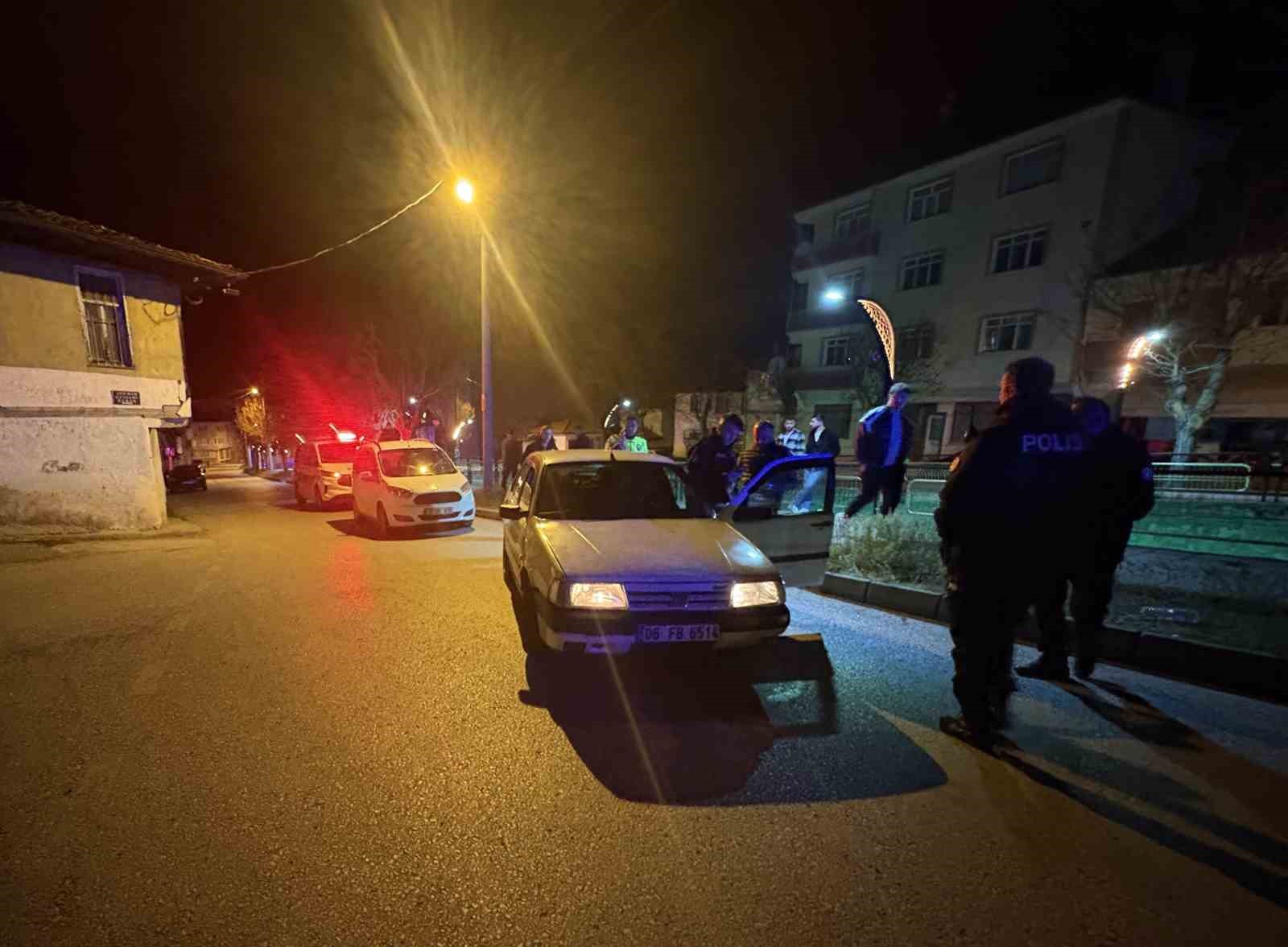 kendilerini-uyaran-adami-darp-eden-sahislar-otomobili-birakip-kacti