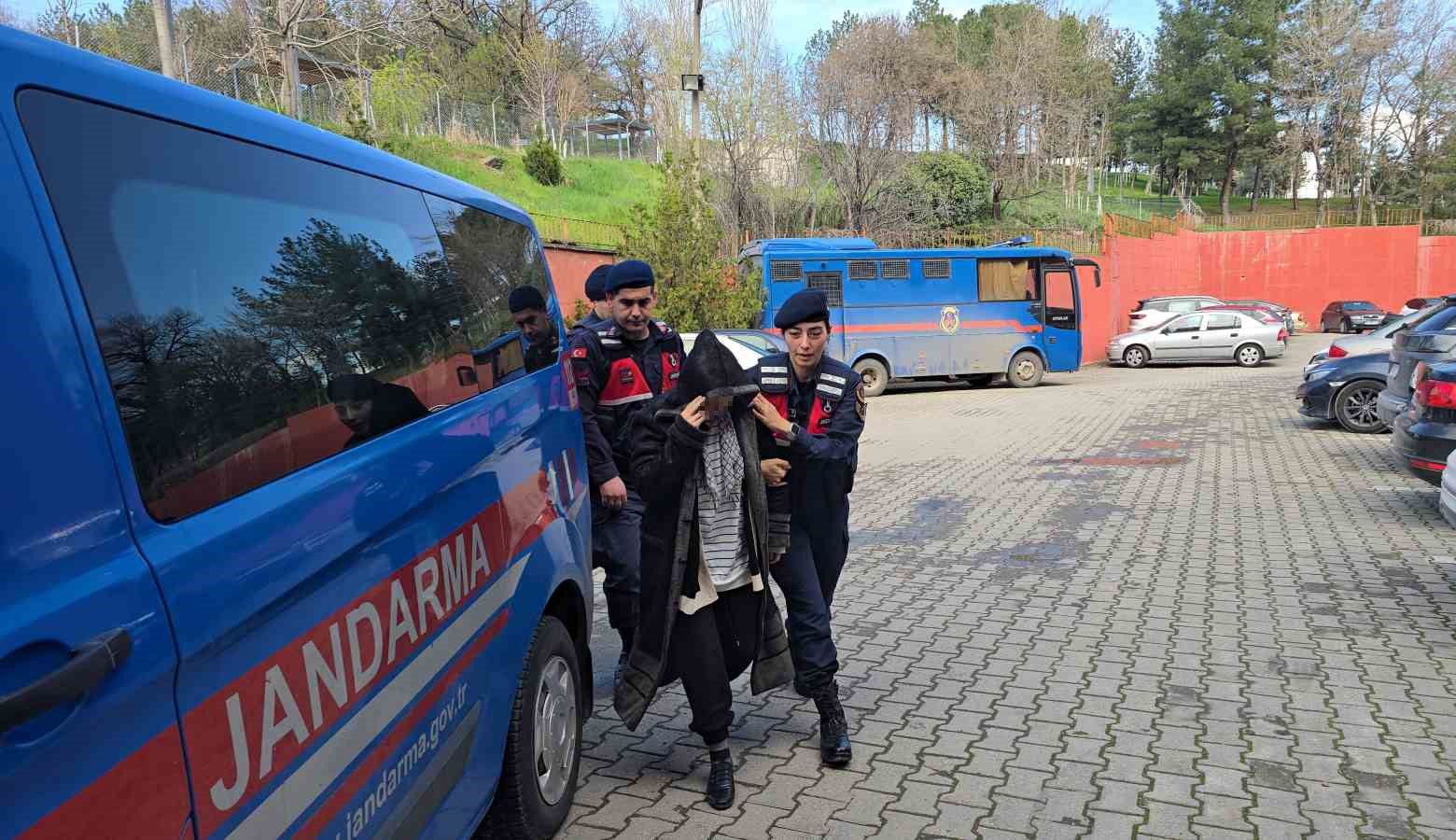 kocasi-topraga-kendisi-de-hapse-girdi