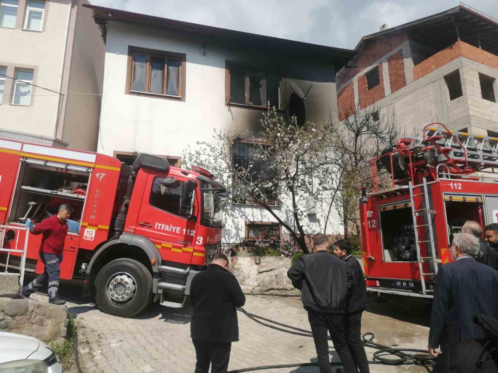 komsusunu-kurtarmak-isterken-yanginin-ortasinda-kaldi