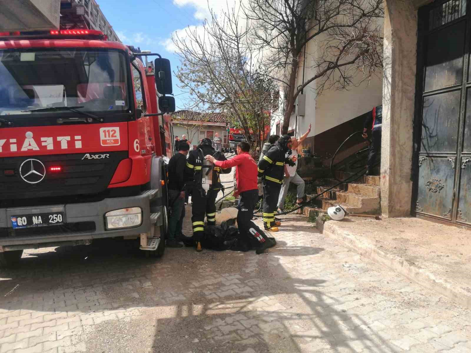 komsusunu-kurtarmak-isterken-yanginin-ortasinda-kaldi