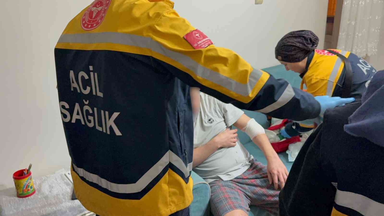 komsusunun-baltali-saldirisindan-babasini-kurtardi-kendi-yaralandi