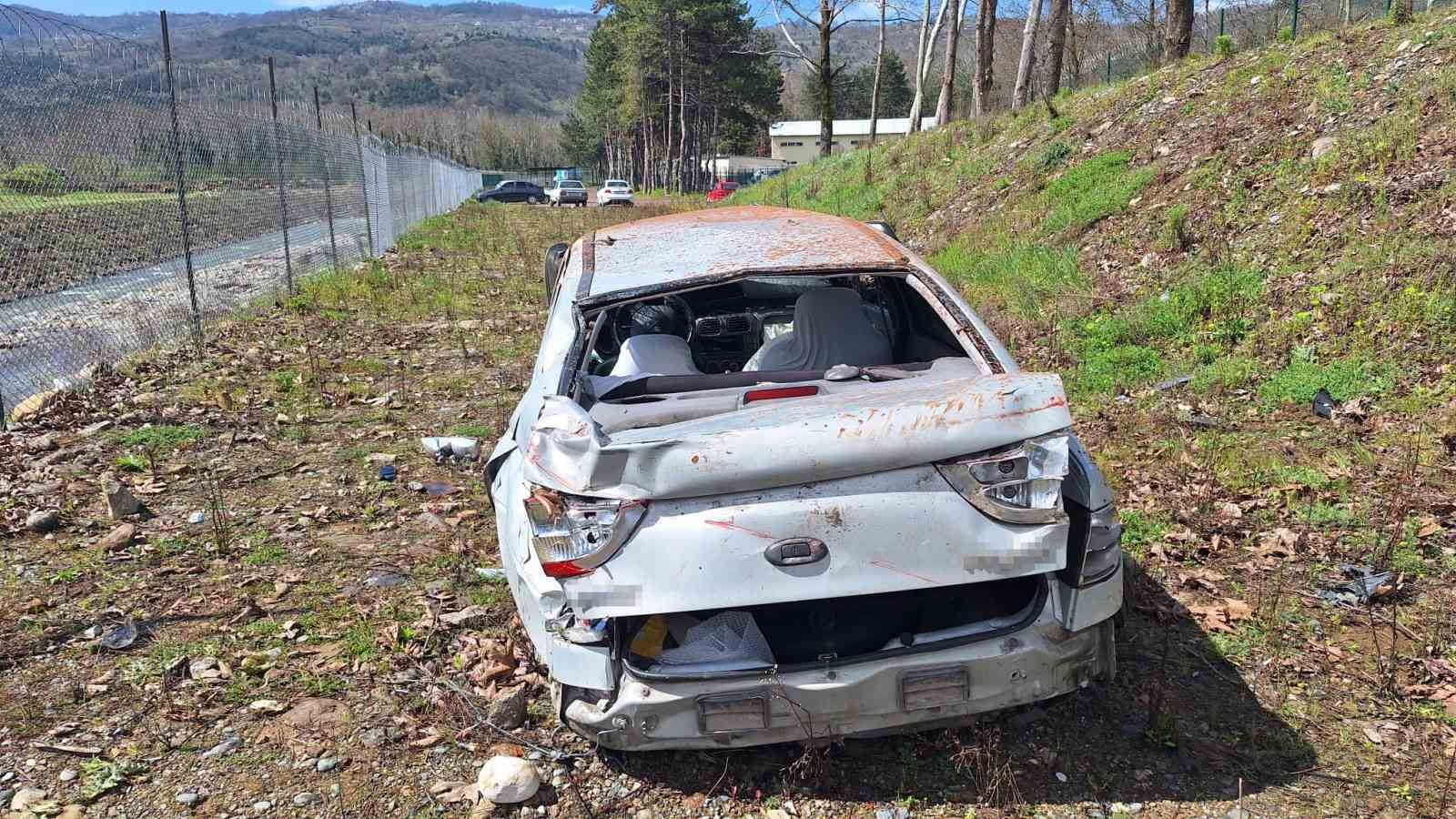 kontrolden-cikan-otomobil-cezaevi-bahcesine-uctu