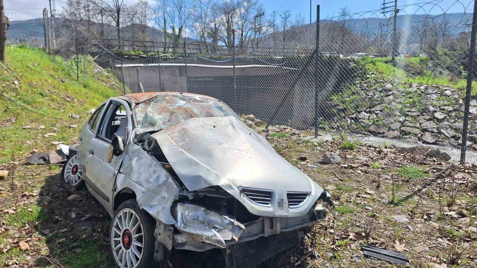 kontrolden-cikan-otomobil-cezaevi-bahcesine-uctu