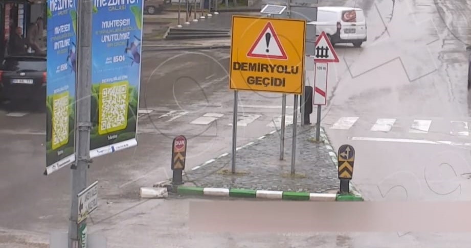 kontrolden-cikan-otomobil-durakta-bekleyenleri-teget-gecti-o-anlar-kamerada