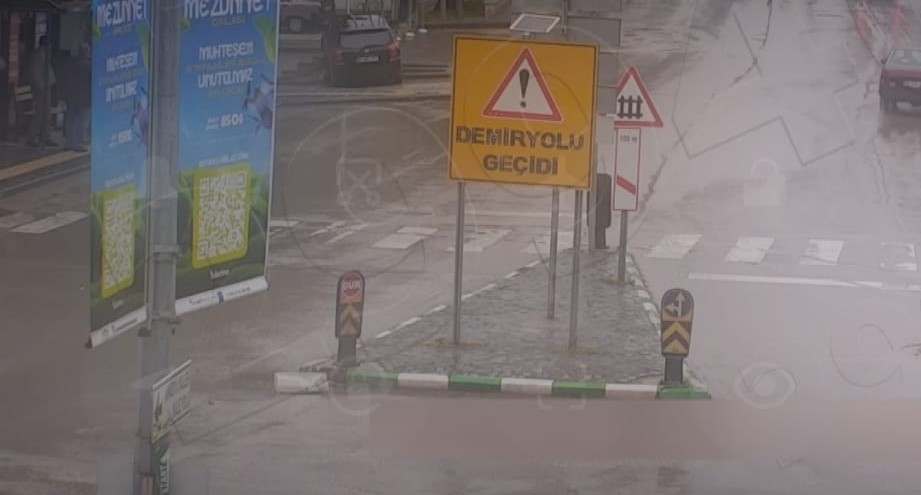 kontrolden-cikan-otomobil-durakta-bekleyenleri-teget-gecti-o-anlar-kamerada