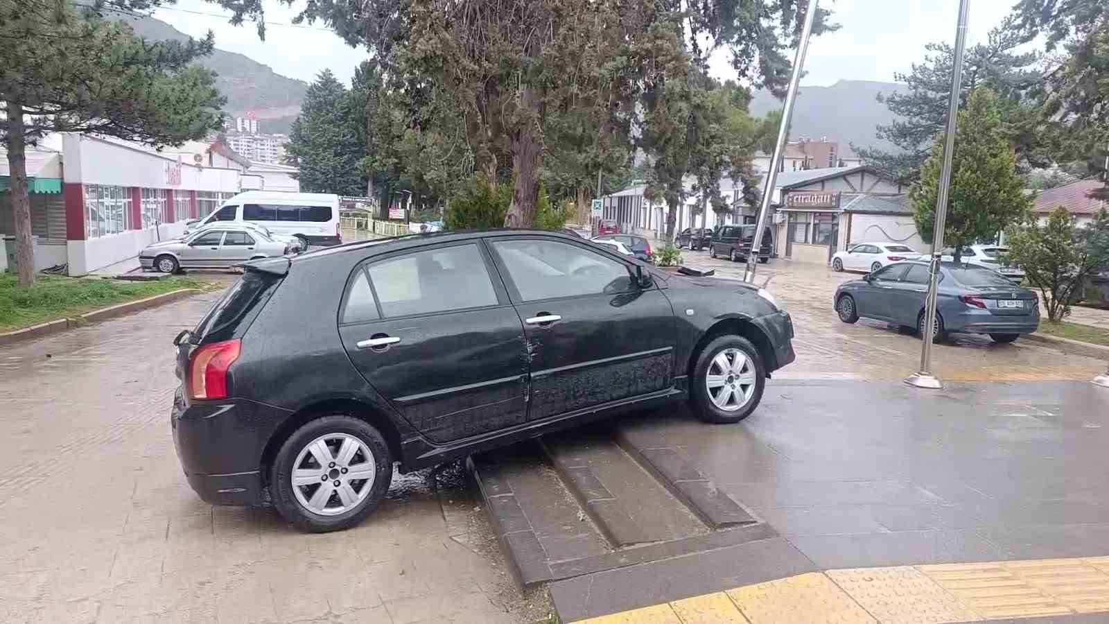 kontrolden-cikan-otomobil-durakta-bekleyenleri-teget-gecti-o-anlar-kamerada