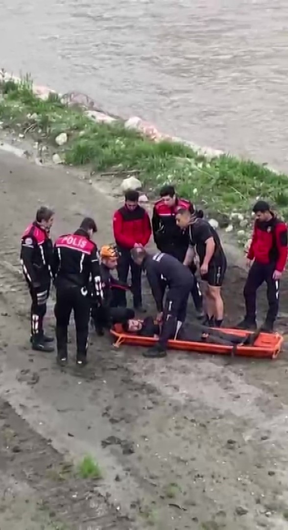 kopruden-nehre-atlayan-sahsi-ekipler-kurtardi-o-anlar-kamerada