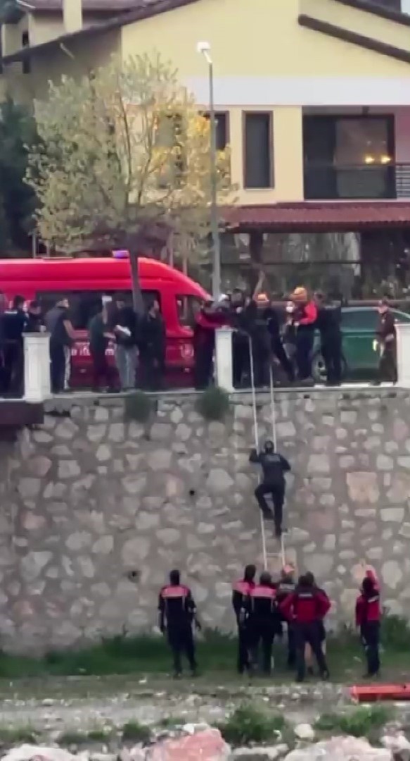 kopruden-nehre-atlayan-sahsi-ekipler-kurtardi-o-anlar-kamerada