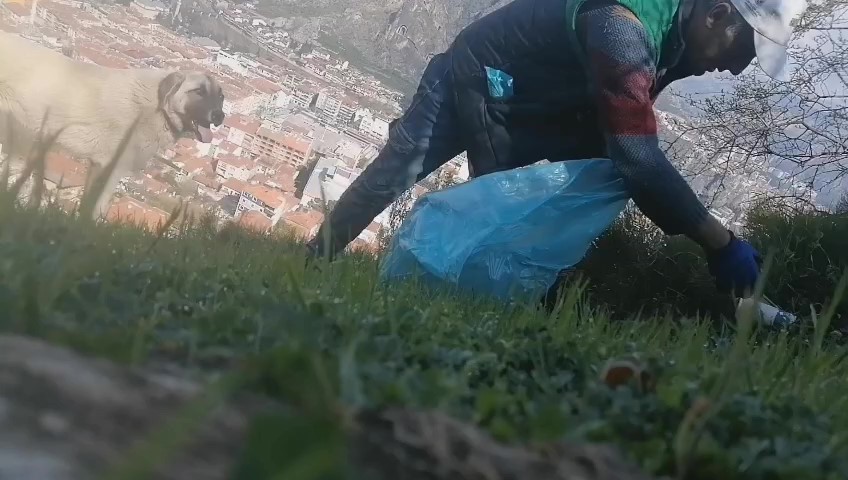 kuskonmaz-icin-ciktigi-dagda-6-torba-cop-topladi