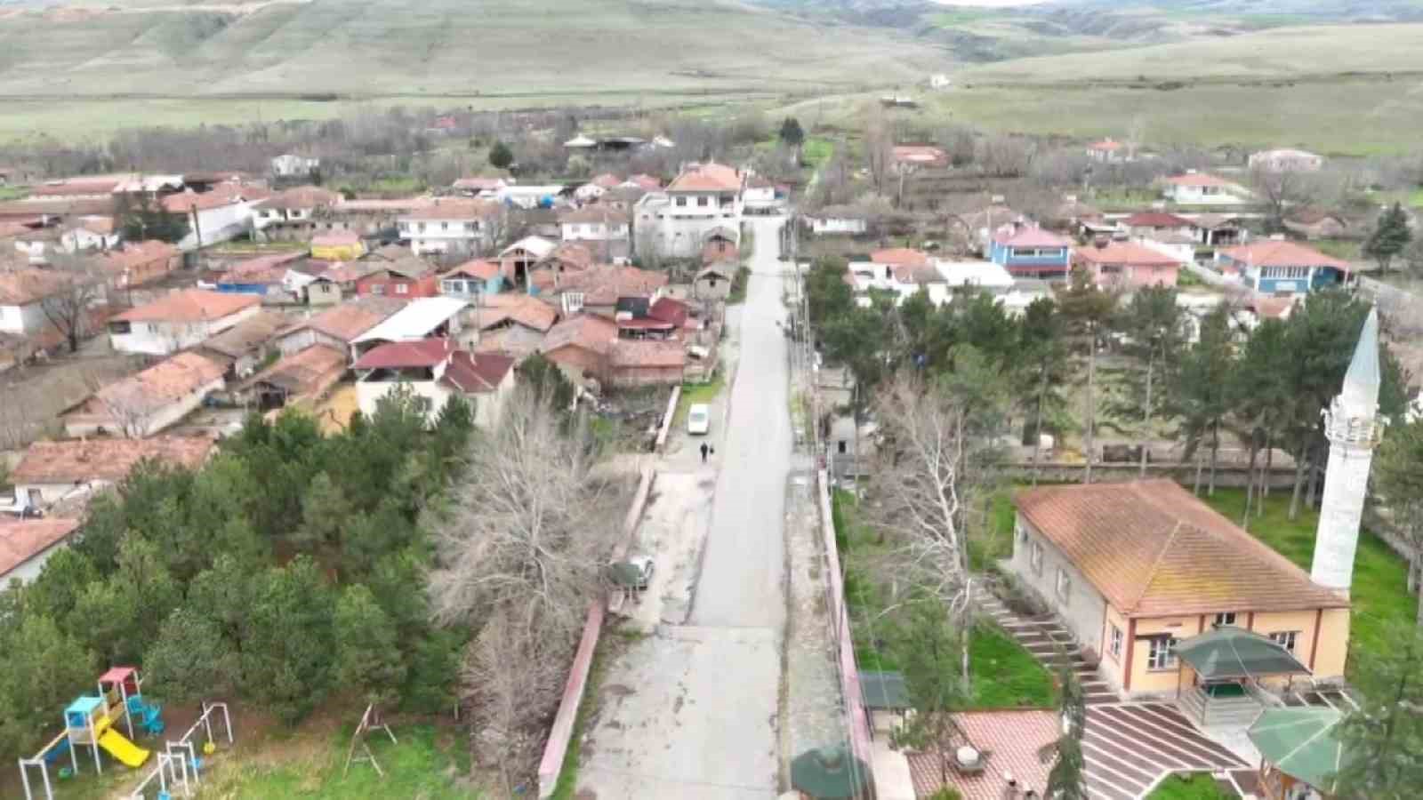 leyleklere-saygili-koy-butun-elektrik-direkleri-yuva-oldu-leylekler-icin-tedbir-alindi