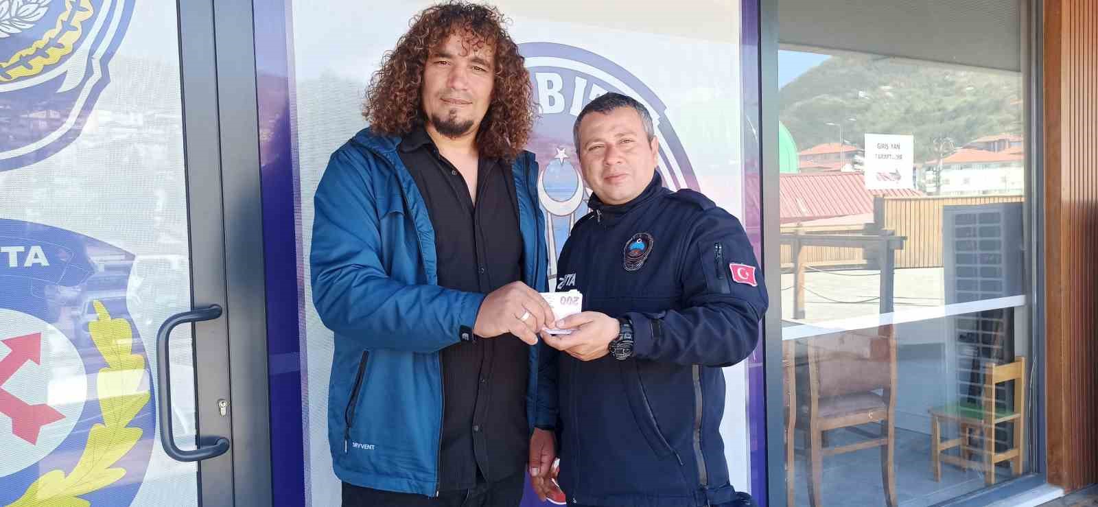 muzisyen-atmde-unutulan-13-bin-100-lirayi-zabitaya-teslim-etti