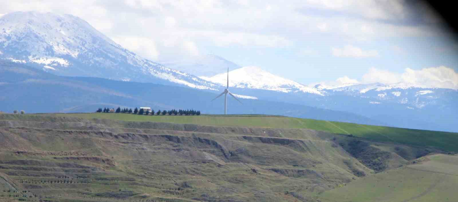 nisan-surprizi-amasyanin-zirveleri-beyaza-burundu