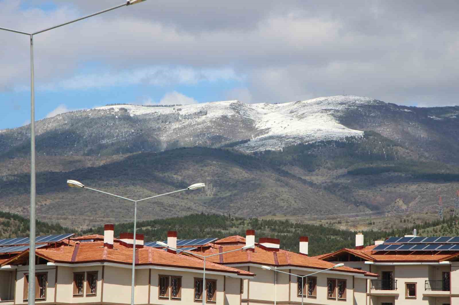 nisan-surprizi-amasyanin-zirveleri-beyaza-burundu