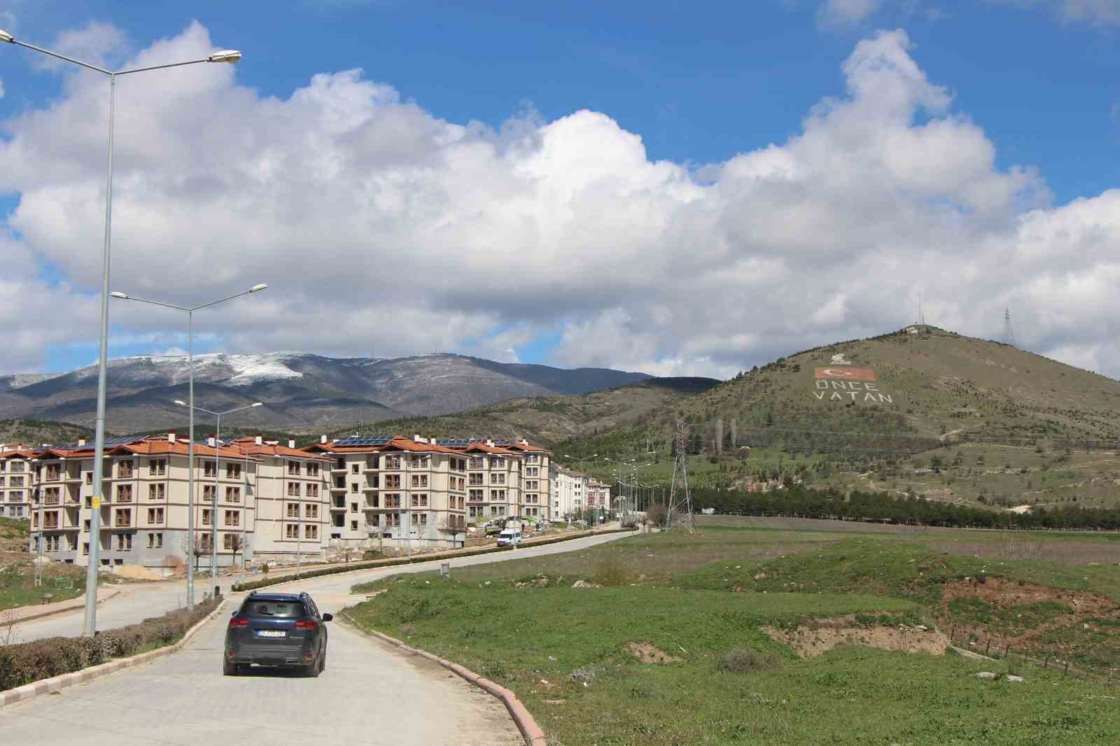 nisan-surprizi-amasyanin-zirveleri-beyaza-burundu