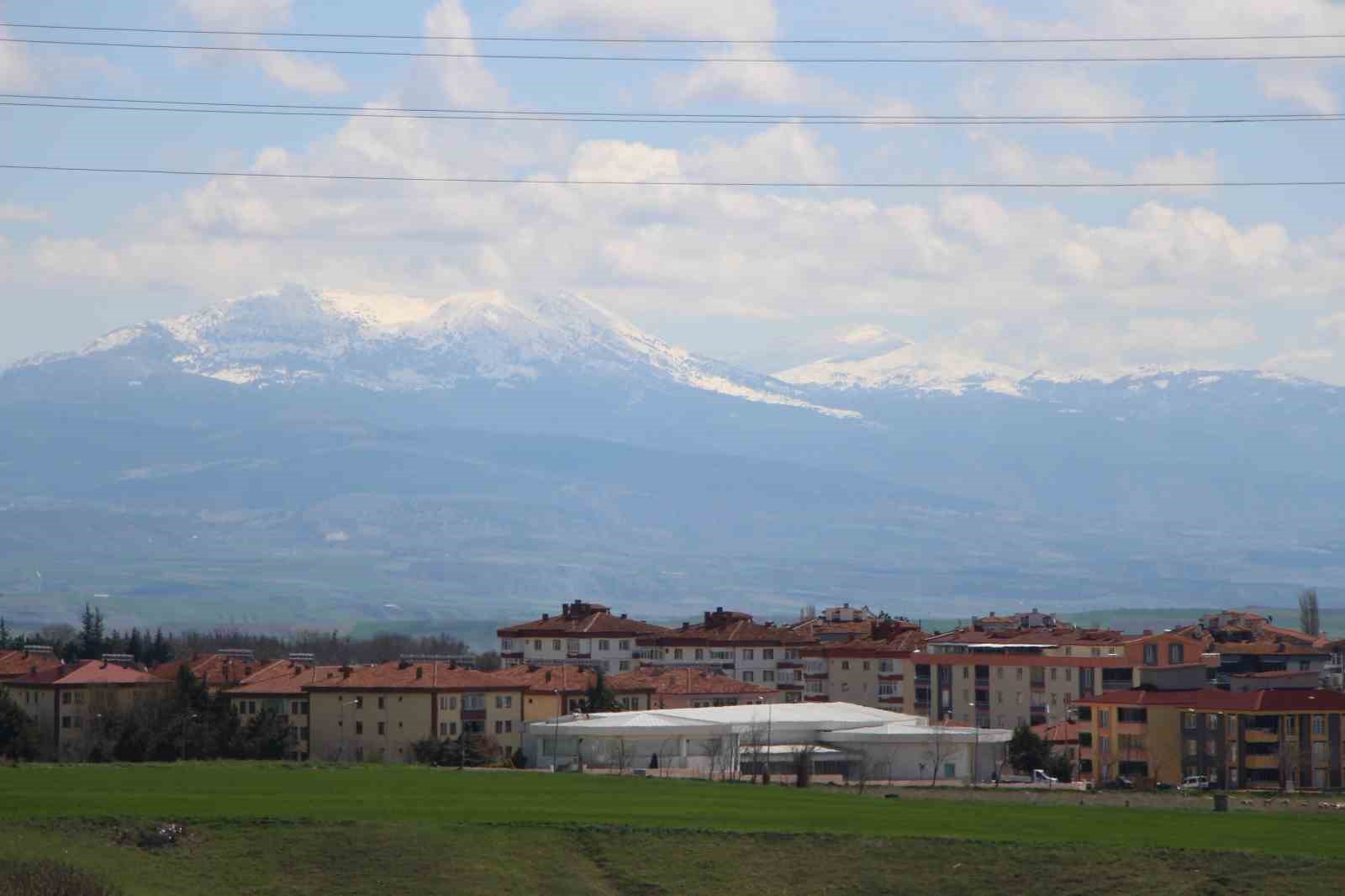 nisan-surprizi-amasyanin-zirveleri-beyaza-burundu