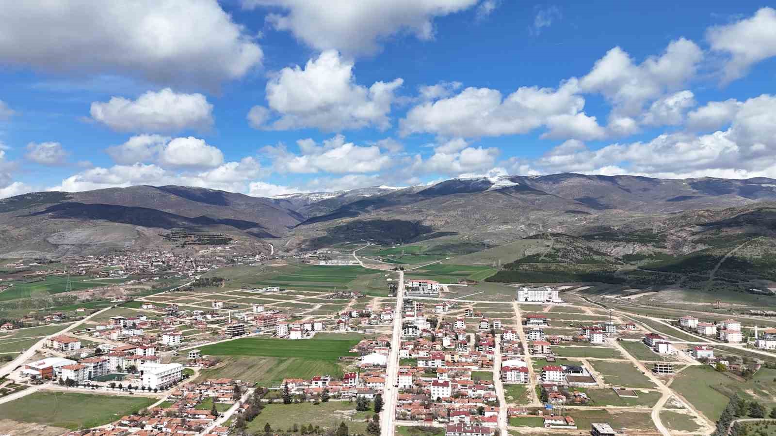 nisan-surprizi-amasyanin-zirveleri-beyaza-burundu