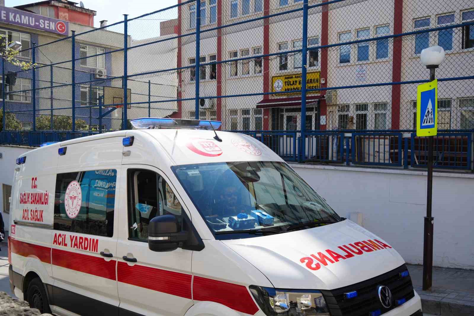 okul-onunde-silahli-saldiri-2-yarali