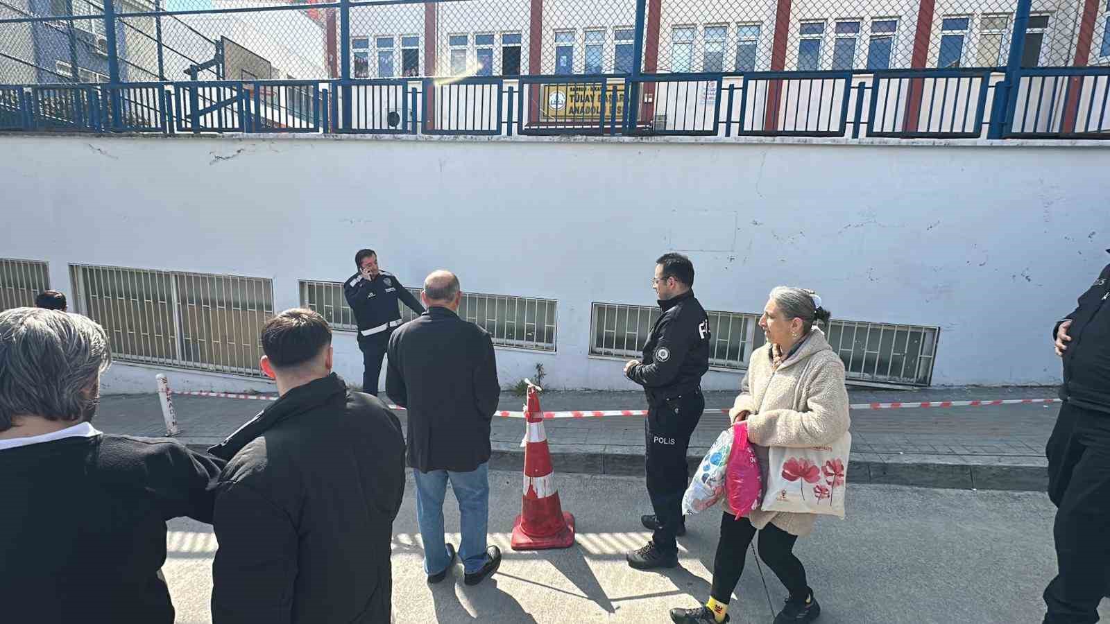 okul-onunde-silahli-saldiri-2-yarali