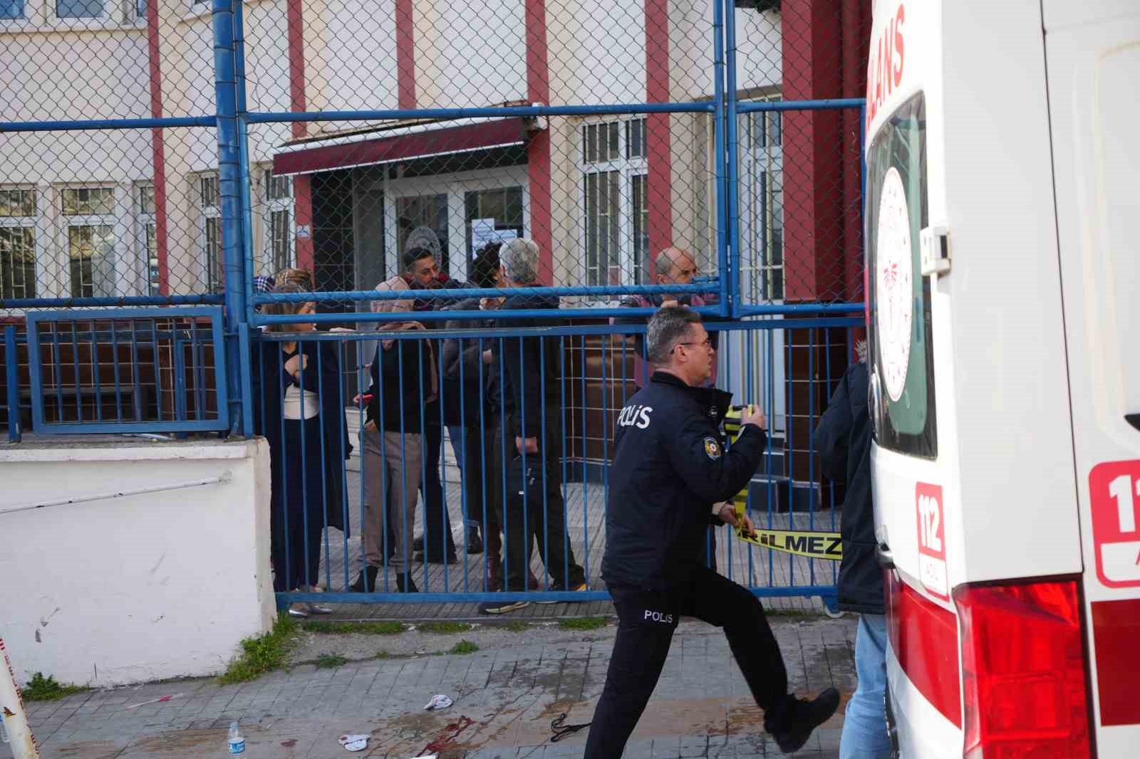 okul-onunde-silahli-saldiri-2-yarali