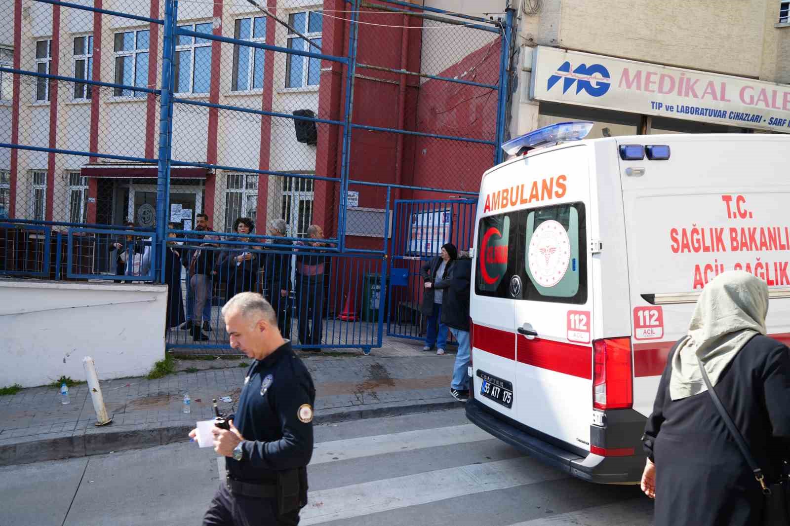 okul-onunde-silahli-saldiri-2-yarali