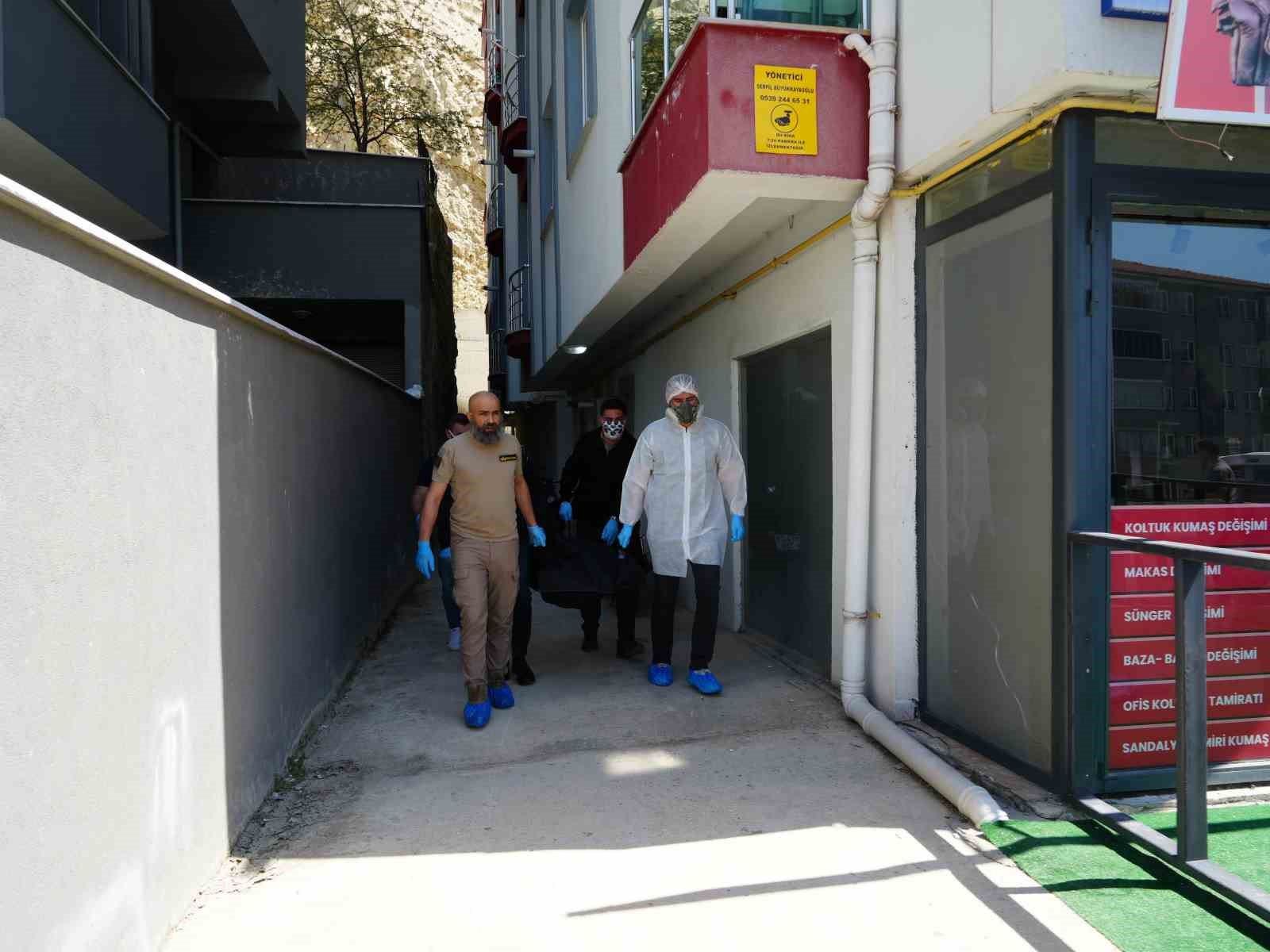 oldurdugu-hamile-esinin-cesediyle-10-gun-ayni-evde-yasayan-koca-tek-hatirladigim-8-gun-boyunca-esimin-cesediyle-uyumusum