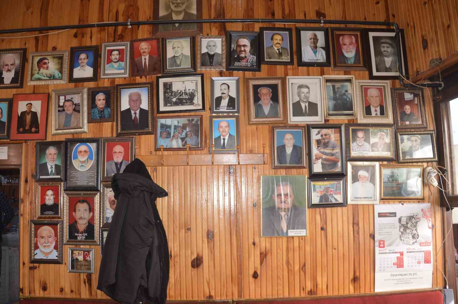 olen-musterilerinin-hatiralarini-kiraathanenin-duvarinda-yasatiyor