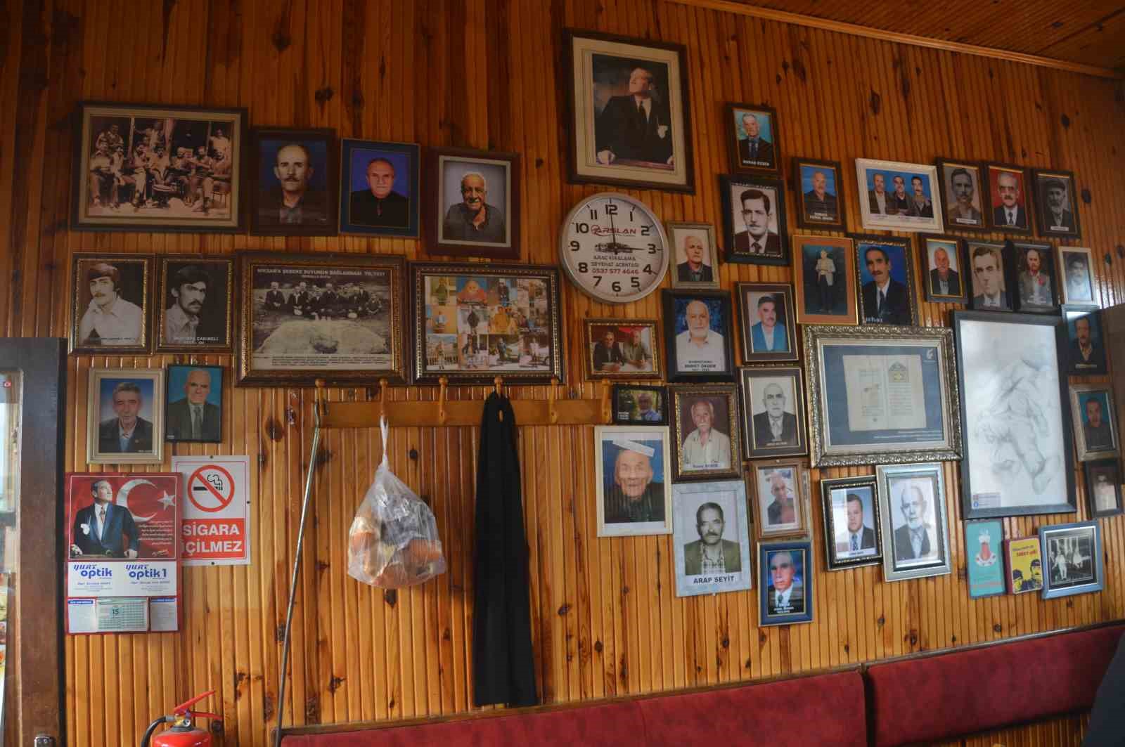 olen-musterilerinin-hatiralarini-kiraathanenin-duvarinda-yasatiyor