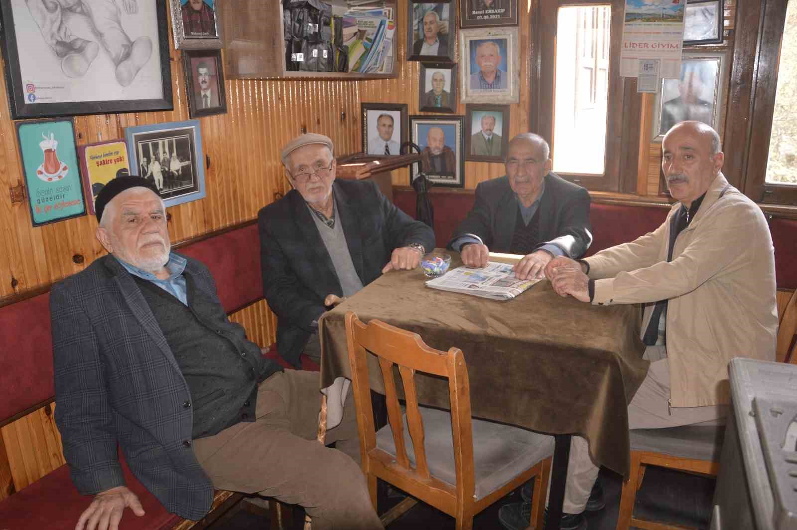 olen-musterilerinin-hatiralarini-kiraathanenin-duvarinda-yasatiyor