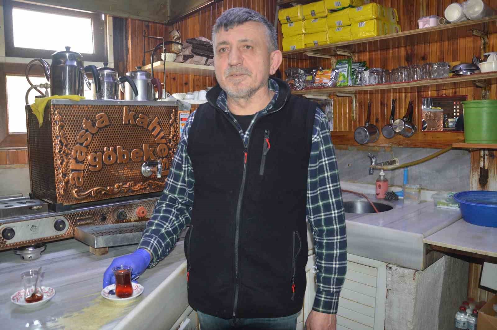 olen-musterilerinin-hatiralarini-kiraathanenin-duvarinda-yasatiyor