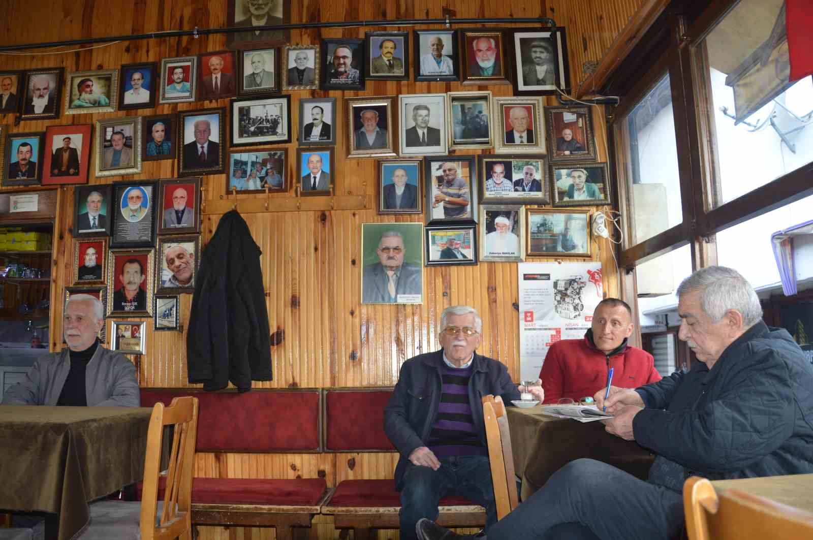 olen-musterilerinin-hatiralarini-kiraathanenin-duvarinda-yasatiyor