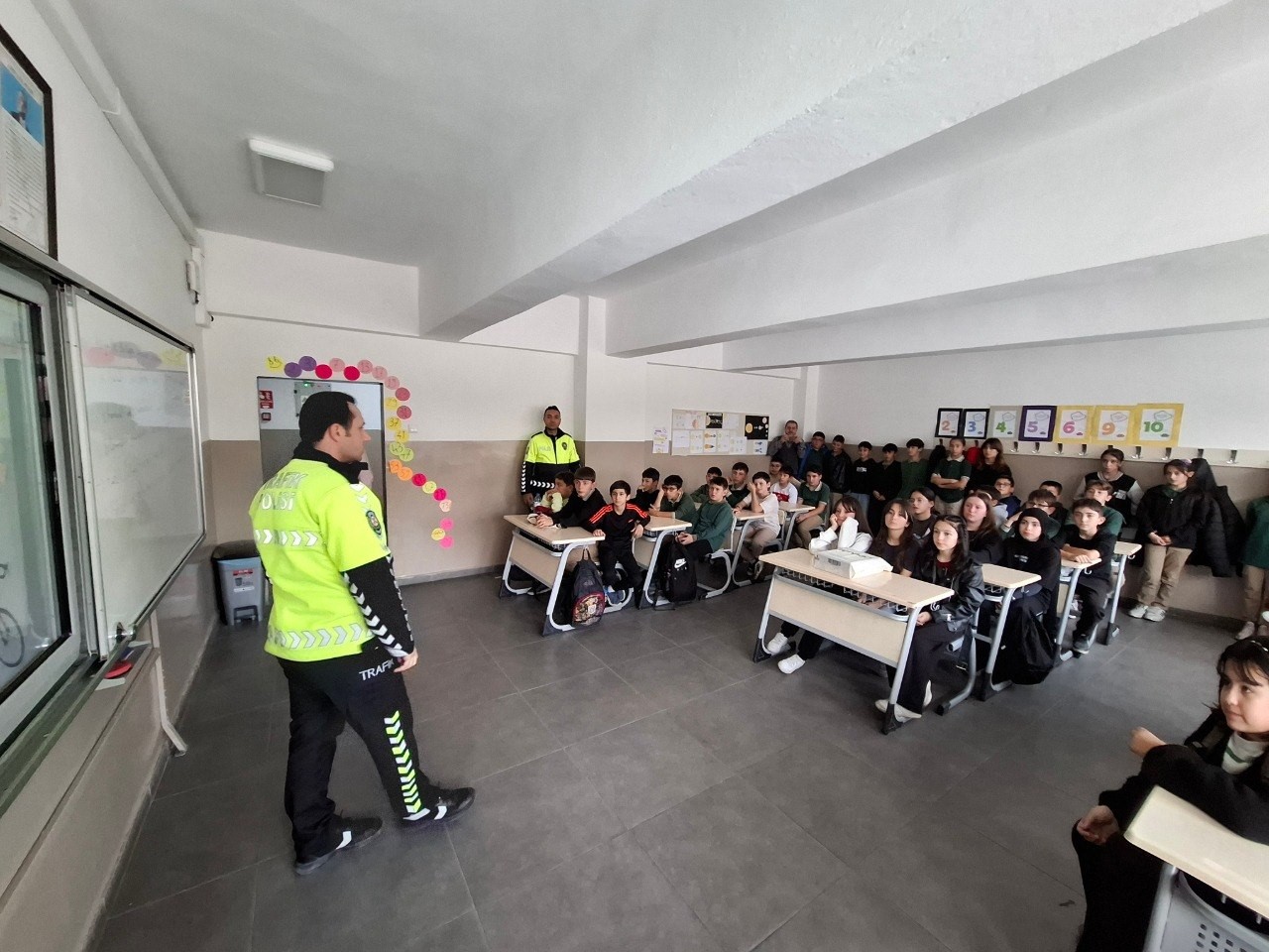 osmancikta-polis-ekipleri-1-ayda-aranan-13-sahsi-yakaladi